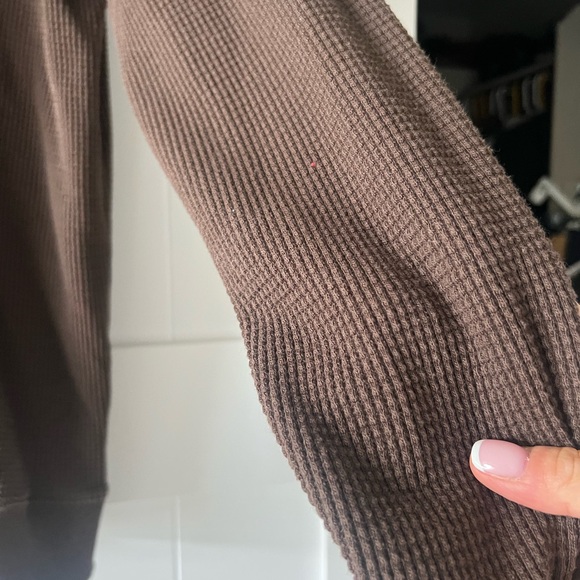 Old Navy Men's Chocolate Brown Long Sleeve Waffle Hoodie - Picture 6 of 8